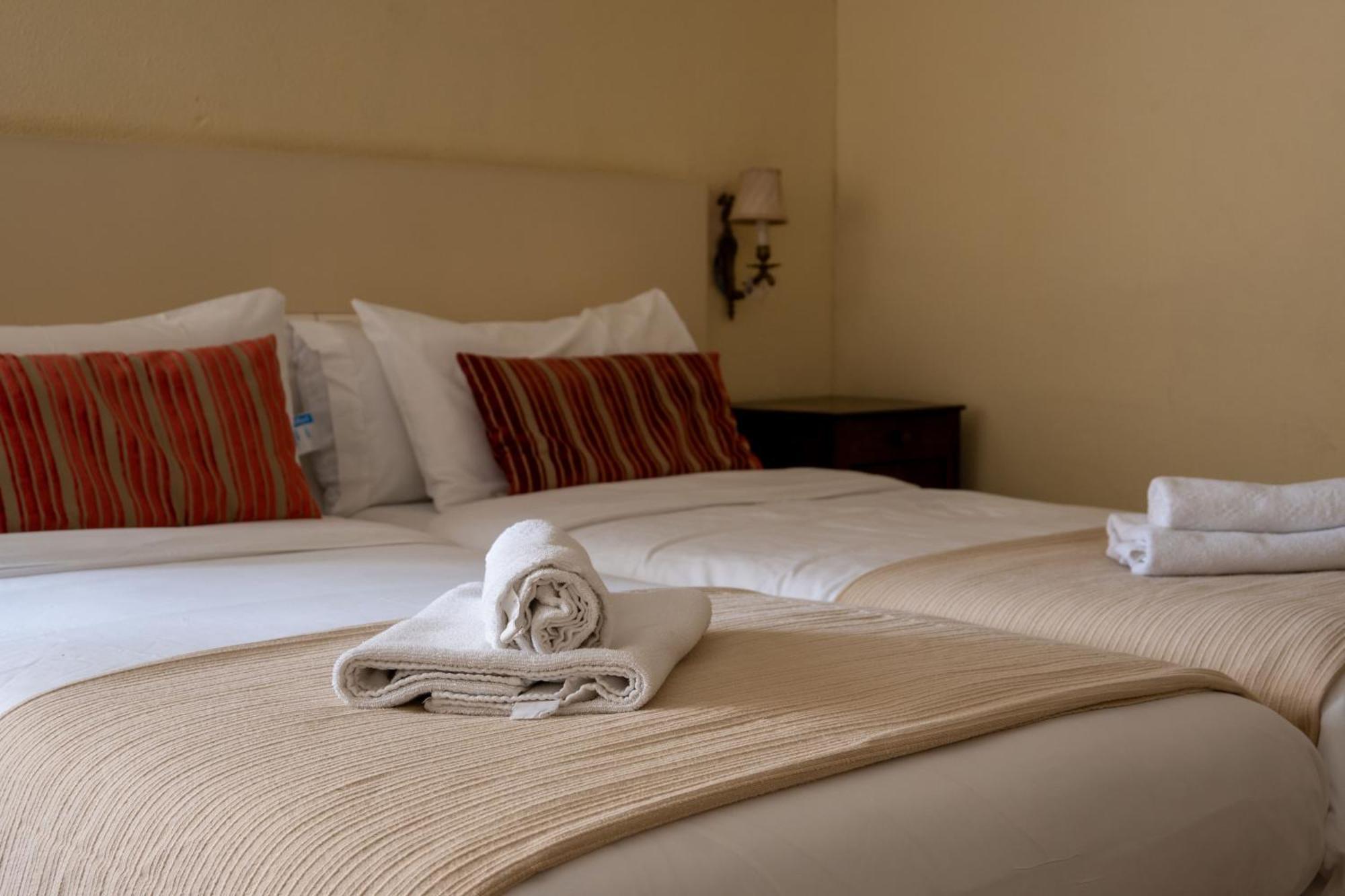 Flora Bed & Breakfast Banyoles Exterior photo