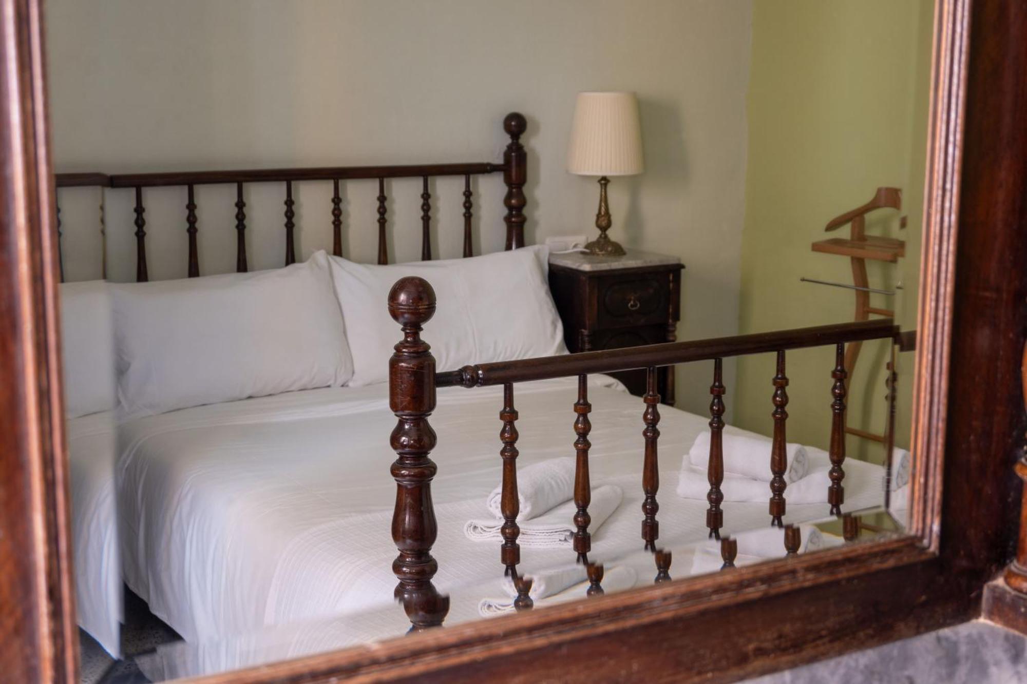 Flora Bed & Breakfast Banyoles Exterior photo